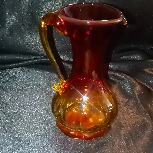 Vintage red vase amberinia glass red carnival glass vase . - Picture 4 of 9